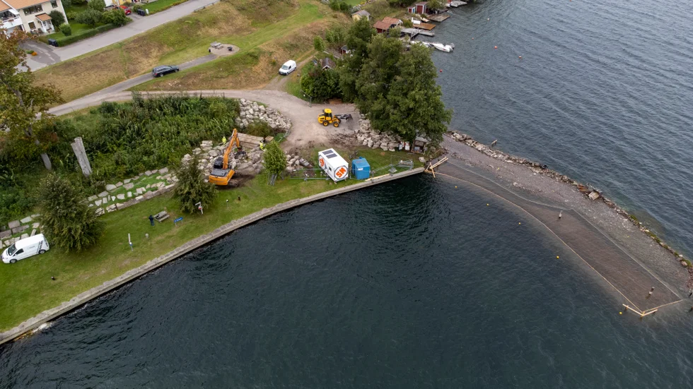 Nu byggs en ny vågbrytare i Borenshult, som ska hjälpa sjöfarten på väg in och ur slussen.