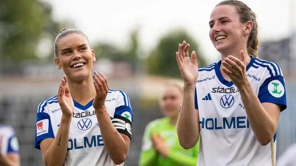 Värda att applåderas. My Cato och Chelsie Dawber jublar tillsammans efter segern mot Uppsala den 9 september.
