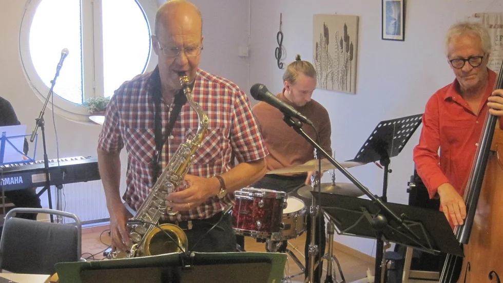 Norrlands Jazzband stod på scen vid starten av höstens pubaftnar hos SPF Åkerbäret. Bandledaren Jan Lundberg, saxofon, Johan Tegheim, piano, Jacob Sundell, trummor och Tommy Skotte bas.