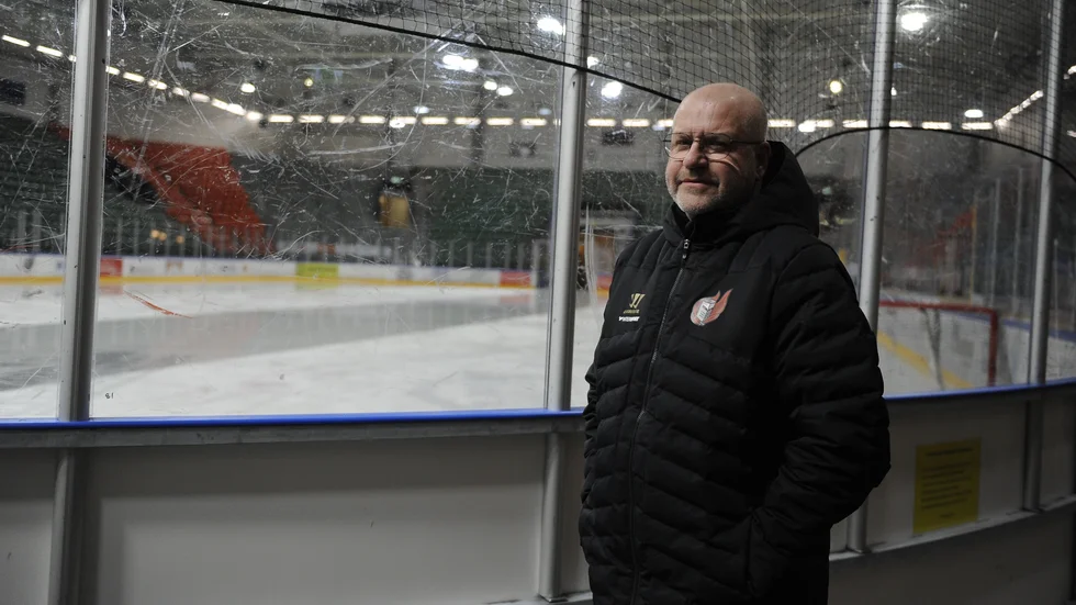 Magnus Idebro, ordförande i Nyköpings SK, konstaterar att ingen tänkt på hur klubben drabbas när isen tas bort under så lång tid mitt under säsong. Och de blir inte ensamma om att bli utan tider påpekar han. "Konståkningen växer ju så det knakar".