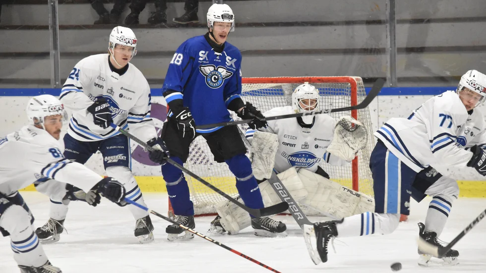 Melker Gustavsson kämpar framför Öviksmålet. Clemensnäs hade svårt att sätta chanserna även i den här matchen. Bottenmötet slutade med vinst för gästerna. Nu är Clemensnäs sist i serien.