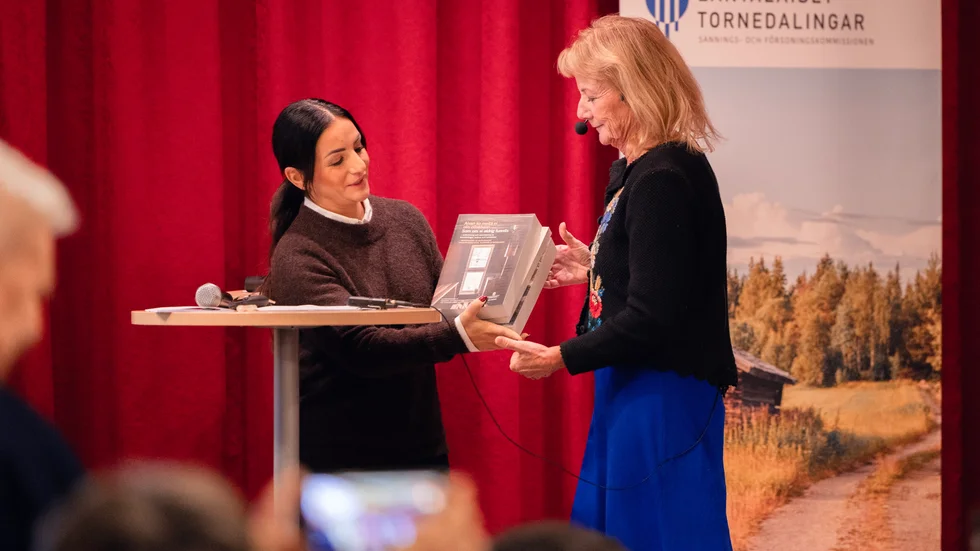 Elisabet Fura, ordförande för Sannings- och försoningskommissionen för tornedalingar, kväner och lantalaiset, överlämnade sitt slutbetänkande till kulturminister Parisa Liljestrand (M) i Folkets hus i Pajala i förra veckan.