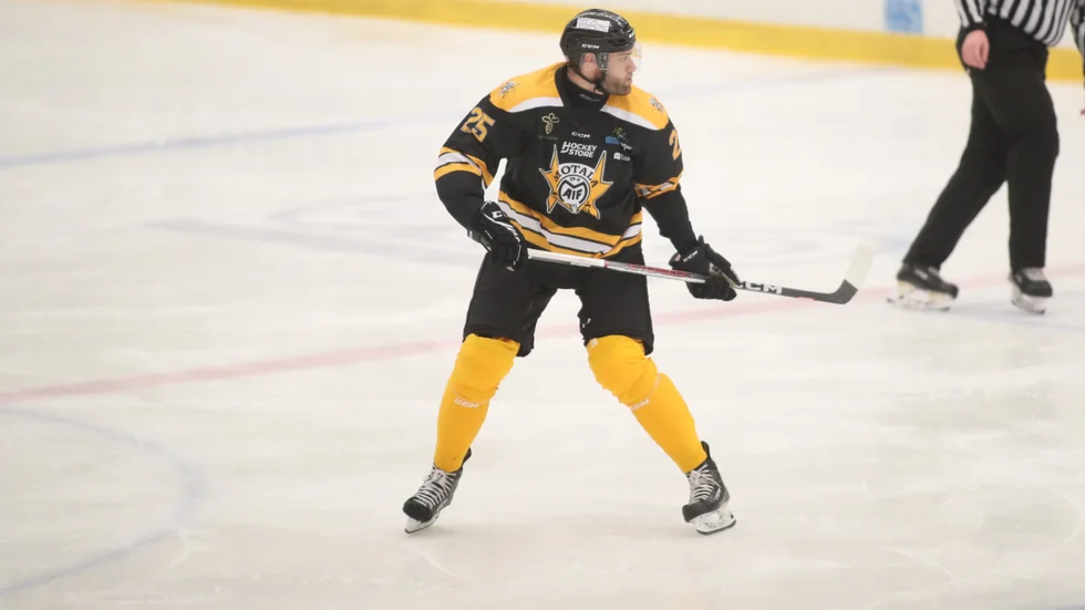 Maifs Daniel Rehnströn gjorde ett av målen när Motala AIF vann hemma mot Mighty Raven med 11-3.