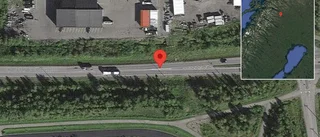 Brinnande fordon stoppar trafiken på väg 870