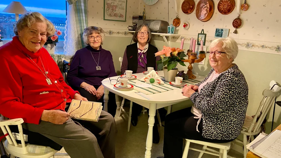 Mivis Andersson, Birgit Gyllander, Ulla Kleinman och Dagny Johanssonbär mellan 86  och 96 år. De läser, pratar och skrattar på sina träffar. "Vi får väl träffas två gånger i veckan om det blir allt för trist i vinter", säger Mivis.