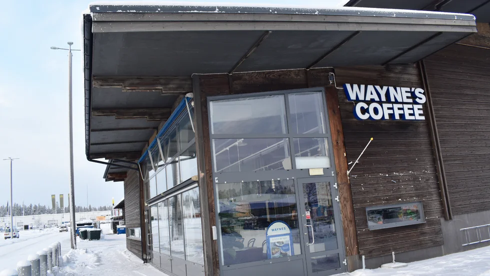 Wayne's Coffee skulle öppnat innan black friday, men öppningen förskjuts till januari 2024.