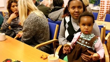Lär sig mycket. Jeanine Ntirampeba kom från Burundi för två år sedan. I knäet sitter dottern Oleppa. Jeanine tycker att hon har fått lära sig mycket om Gotland på internationellt café, som hon brukar besöka.FOTO: ULF GLIMFALK