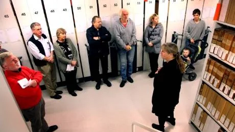 Rundvandring. Maria Larsson Östergren guidar en grupp besökare i arkivens magasin.Foto: Henrik Radhe