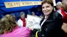 VINST. En broderad tavla fick Kristina Nilsson ta med sig hem. Hon hade lott nummer sex.