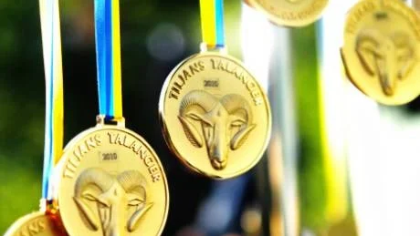 Alla fick. En bra sak med Tiljans är att alla som äntrar scenen får medalj. 18 stycken delades ut i går.