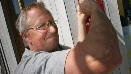 Skruvar upp. Lars-Olof Malmqvist är vaktmästare och klockare i Fårö kyrka och en av dem som hjälper till med underhållet av den numera tvåfaldigt prisbelönta rastplatsen vid Kyrkviken. FOTO: tobias wallström
