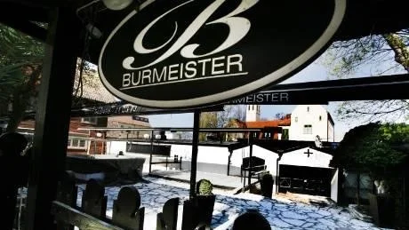 <7GT_Bildrubrik>Nya ägare. </7GT_Bildrubrik>Det är en stockholmare i fastighetsbranschen som köpt Burmeister. Just nu pågår förhandlingar med Stureplansgruppen om driften av nattklubben.