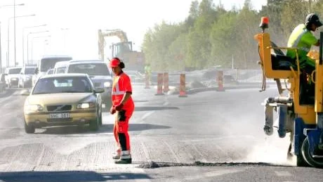 VÄGARBETE. Försommar är lika med säsong för vägarbeten. Snart börjar omfattande beläggningsarbeten på flera av de statliga vägarna på ön. Även Region Gotland rustar. Jimmy Jonsson dirigerar trafiken vid rondellbygget vid Skrubbs.
