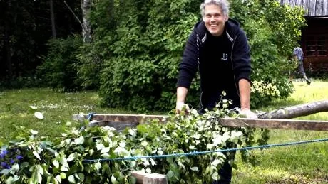 Majar stången. Mikke Hägg ingår i Buttles festkommitté som bland annat ordnar socknens midsommarfirande.