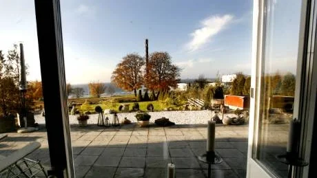<7GT_Bildrubrik>Utsikt.</7GT_Bildrubrik> De boende i villorna öster om Snäckhotellet får sin utsikt förstörd. Det planerade höghuset kommer att vara lika högt som skorstenen som syns i mitten av bilden, och stå något till höger om densamma. Huset kommer att vara cirka 16 x 30 meter i längd.