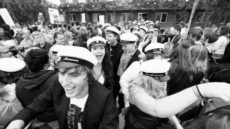 Äntligen! Joakim Arnesen och 108 andra studenter rusade ut från gymnasiet till sina väntande släktingar.Foto: ROLF JÖNSSON
