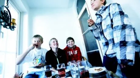 Simon Andersson, Rikard Thunegard, Lukas Johansson och Alexander Runfeldt från Sanda skola ser fram emot att träffa barnrättshjälten Murhabazi Namegabe på fredag.