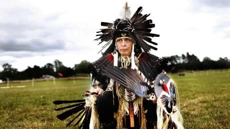 Fjäderskrud. Ken Crying Child Roulettes dansar, sjunger och berättar om sin indianska historia för hästshowens besökare.