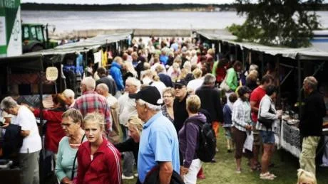 Folk. Välbesökt marknad i Fårösund. Mellan 3000 till 4000        besökte de 70 knallar som var uppställda vid sundet.