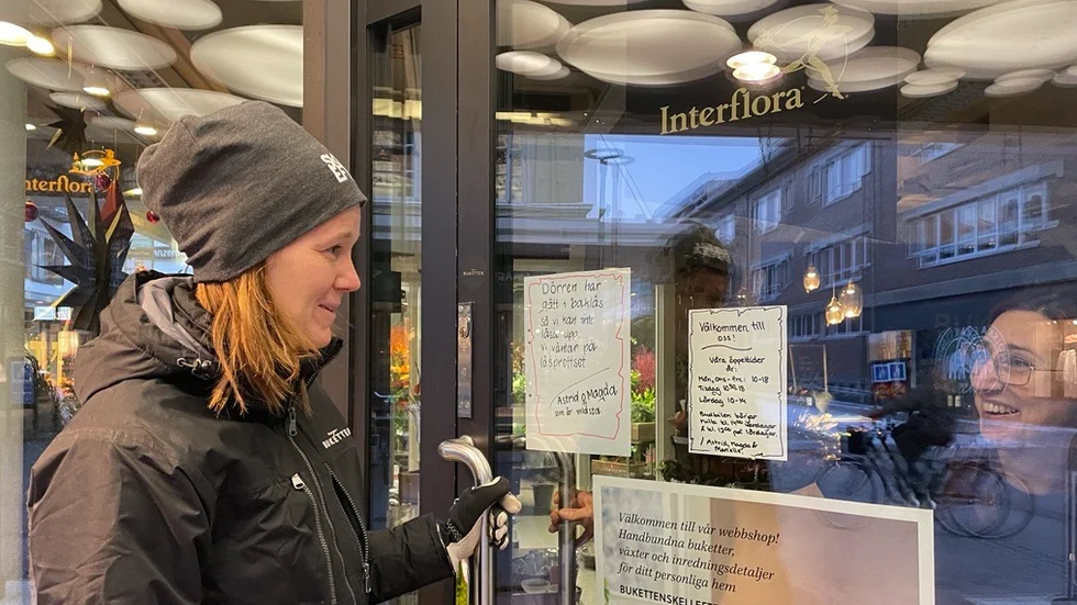 Butiksägaren Magdalena Sandberg är inlåst och kollegan Marielle Isaksson utelåst.