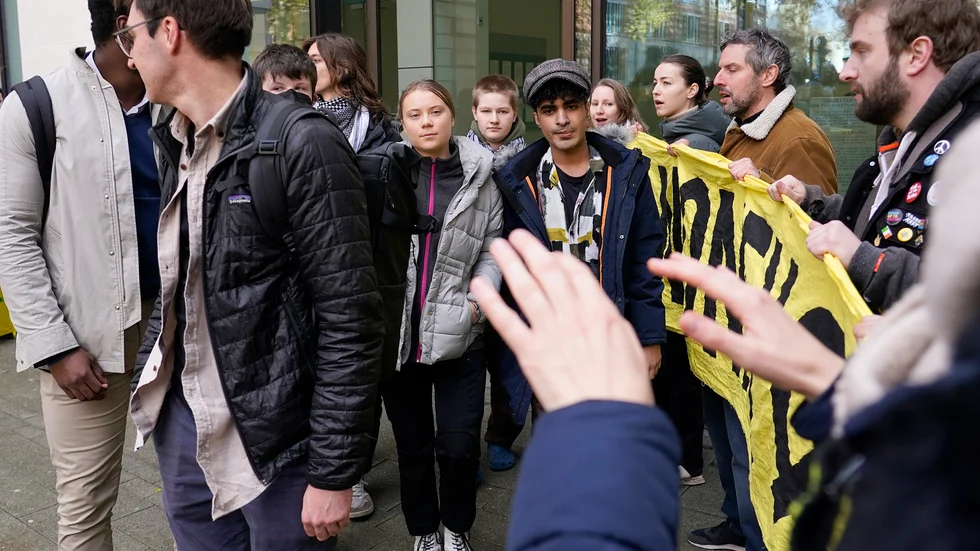 Klimataktivisten Greta Thunberg när hon lämnar domstolen i London.