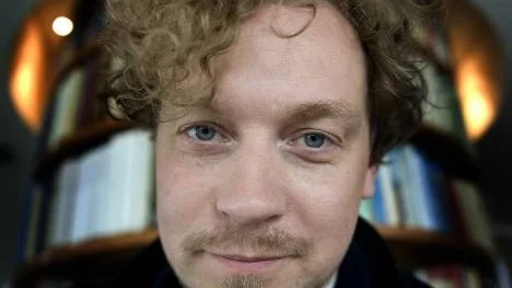 Efter nästan tjugo år på engelska har Eric Gadd återgått till att skriva på svenska.