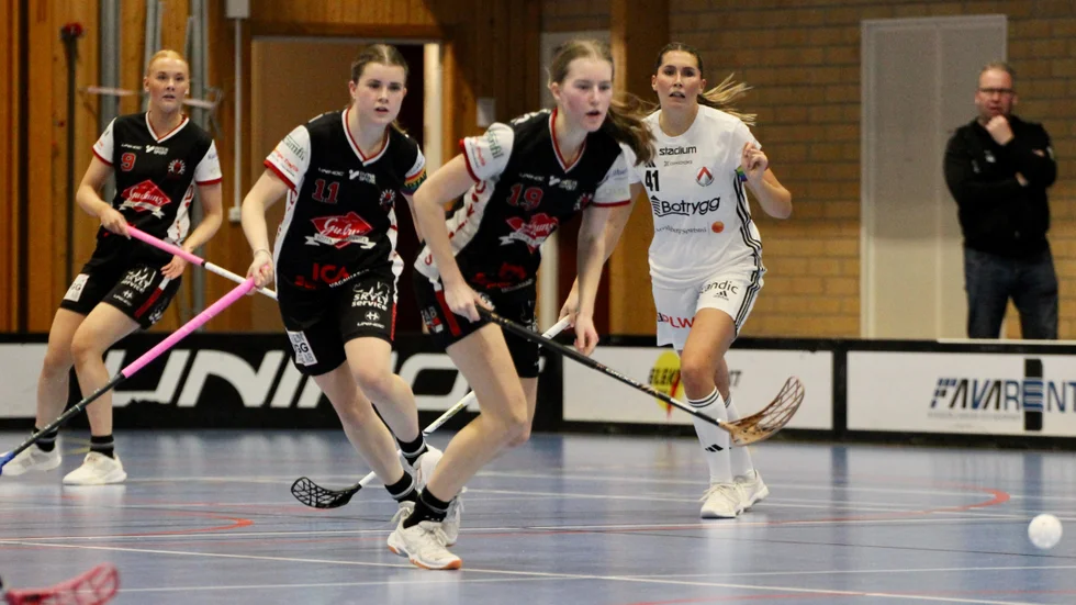Det finns tre systrar som spelar innebandy i Trosa Edanö. På bilden syns Ronja Vildelin och bakom henne Tilda Vildelin.