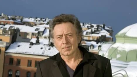 Han vet faktiskt inte. Ulf Lundell står som ett frågetecken inför livet just nu. Ska han skriva en roman, en skiva eller en pjäs eller göra något helt annat? "Jag måste ändra på en del saker innan jag vet någonting".