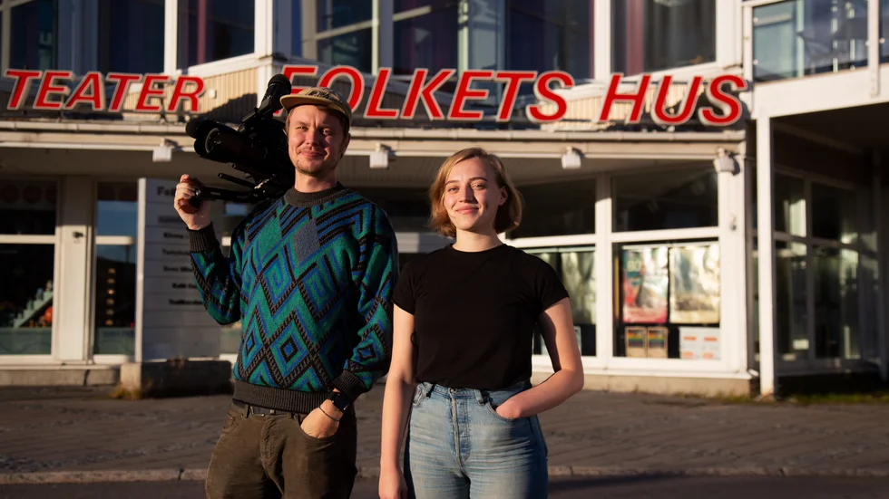 Regissör André Larsson Flyborg och producent Mika Svanborg framför Kiruna Folkets hus. 