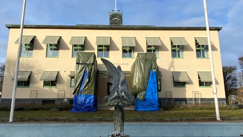 Milles-fisken i fontänen på Stortorget står med stjärten mot Gamla kommunhuset och de båda kolosser i blått och grönt som tronar vid entén.