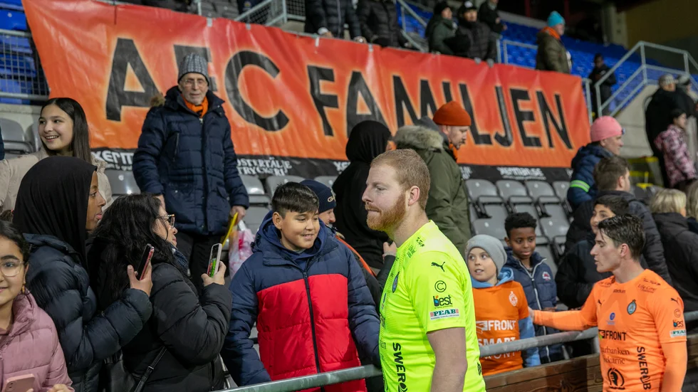 Målvakten Nick Wolters framtid i AFC är osäker även om han inte stänger några dörrar när det handlar om stanna.