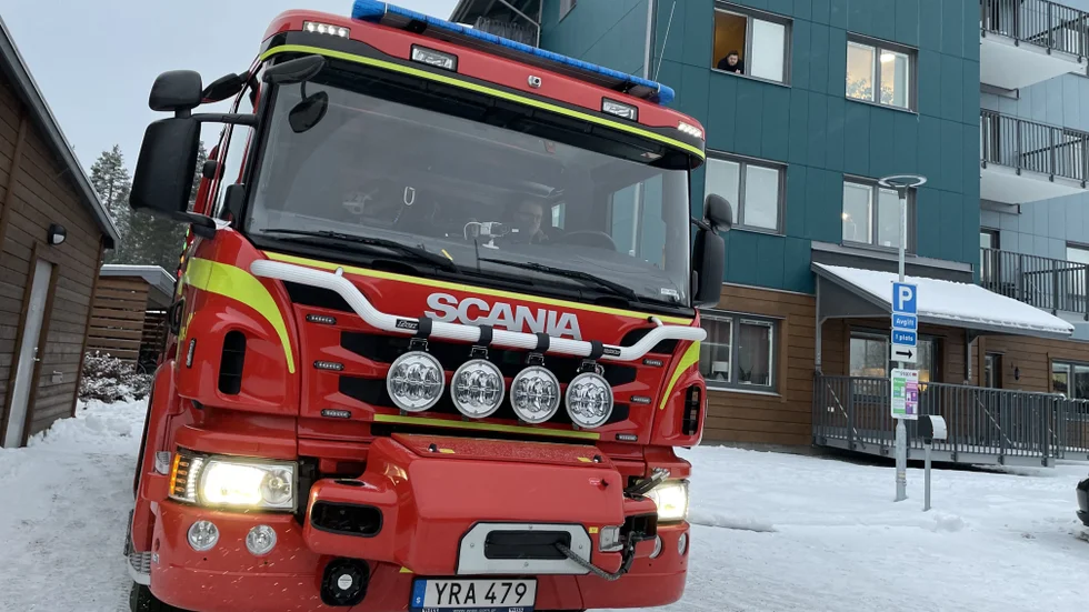 Räddningstjänsten åkte ut till ett flerfamiljshus efter larm om brand, men det var en kortsluten mobilladdare som hade orsakat rökutveckling. 