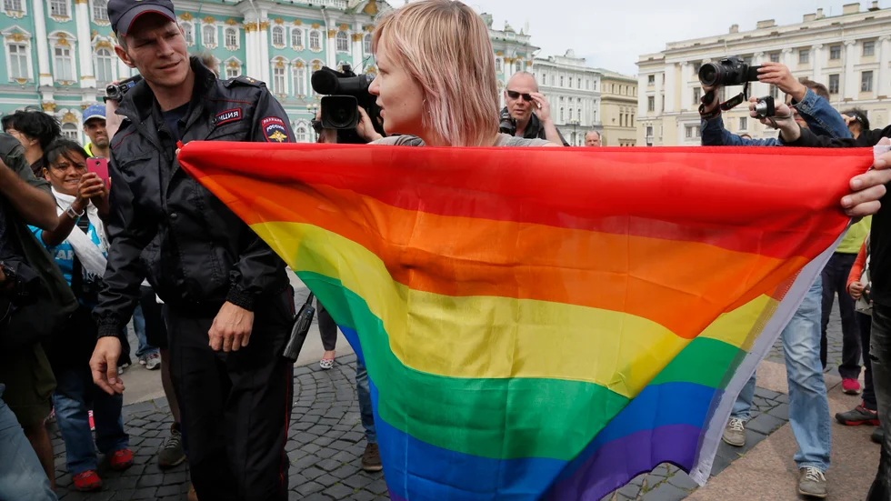 En person protesterar för hbtqi-personers rättigheter i l S:t Petersburg i Ryssland 2015. Arkivbild.