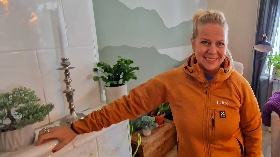 Elisabeth Landby bor i ett stort gammalt trähus i Koskullskulle tillsammans med sambon Dan Broström och döttrarna Isadora och Grace. Fondväggen, en plywoodskiva, med ett bergslandskap har Elisabeth målat själv. 