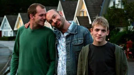 Göran (Gustaf Skarsgård), Sven (Torkel Petersson) och Patrik (Tom Ljungman). Glad familj i villaidyll.