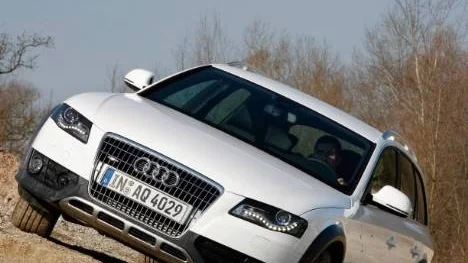 Audi A4 Allroad tar sig fram i tuff terräng tack vare ett bra fyrhjulsdrivningssystem och ett vidareutvecklat stabiliseringsprogram. Men markfrigången är för liten och bilen riskerar att bli hängande på underredet.