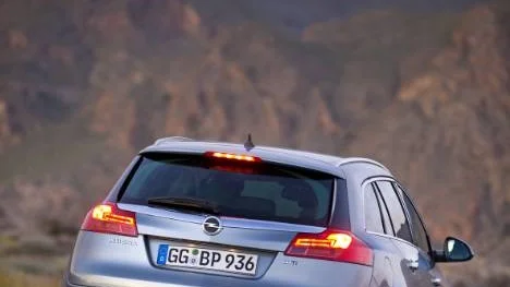 Bildtext 1-5: Det svänger om nya Opel Insignia - i alla fall när det gäller linjeföringen. Kombiversionen kommer att bli en bästsäljare tror den svenske generalagenten.  Foto: Thomas Ernsting Du har hämtat texten felaktigt!! Bildtext 6-7: Opel har lyft kvalitetskänslan flera snäpp från föregångaren Vectra, vilket märks mest på insidan.  Foto: Rolf Gildenlöw Du har hämtat texten felaktigt!! Bildtext 8: Biturbo 4x4 står det på bakluckan. Det betyder att motorn har två turboaggregat och driver på alla fyra hjulen. Foto: Rolf Gildenlöw Du har hämtat texten felaktigt!! Bildtext 9-10: När man öppnar bakluckan följer baklyktorna med. Så för att inte bilen ska bli helt mörklagd bakåt vid lastning och lossning finns ett par extralyktor på insidan. Tack vare den välvda luckan rymmer bagagerummet mer än man tror vid första anblicken. Foto: Rolf Gildenlöw Du har hämtat texten felaktigt!! Bildtext 11: Opel Eye heter systemet som kan läsa vägskyltarna och som via instrumentpanelen talar om för föraren vad som gäller. Här ä