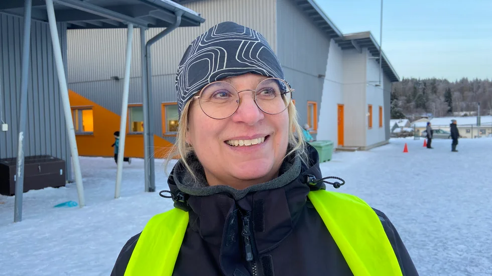 Lotta Klockare har tillbringat stora delar av sitt liv på Strömnäs skola, först som elev och nu som fritidspedagog. Hon lyfter fram den dämpade ljudmiljön och bra ventilation som det bästa med den nya skolan.