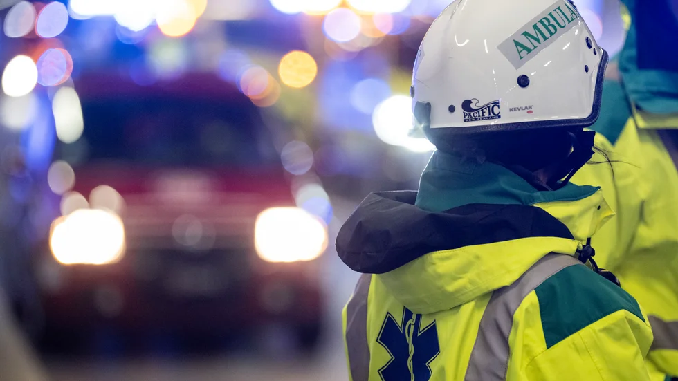 Mannen fördes till sjukvård med ambulans.