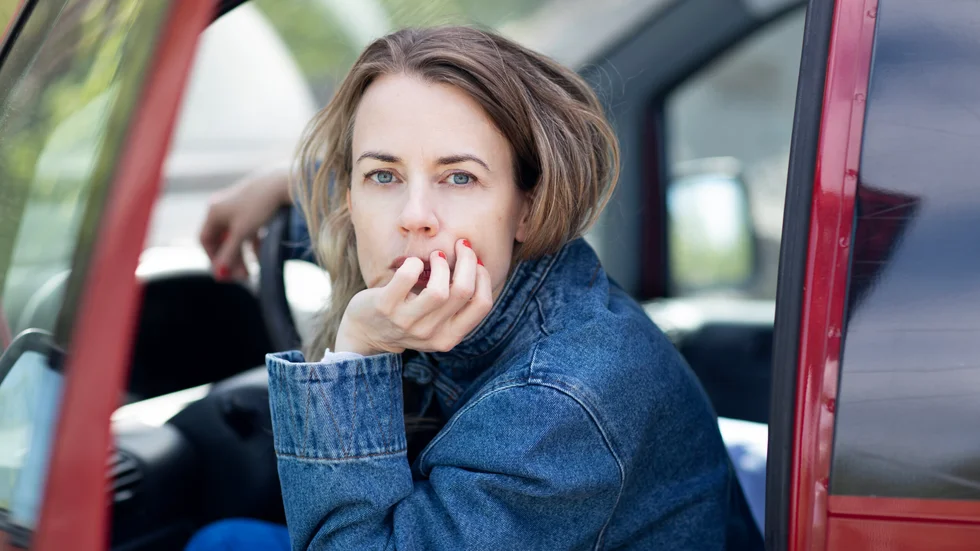 Annika Norlin är artist och författare. Hon debuterade 2020 med novellsamlingen "Jag ser allt du gör" som nominerades till Augustpriset.