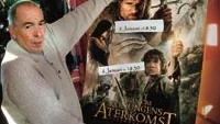 Biografmaskinist Janne Gunnarsson med affischen för succefilmen Sagan om Konungens Återkomst. Folkets Hus biografen i Gunnebo är den första att visa filmen i vår kommun. Foto: ILKKARANTA