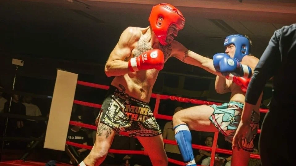 Erik Hjalmar, 43 år, gjorde en bra debut i muay thai. Guldfighten lockade fulla hus i Skellefteå Kampidrotts lokaler.