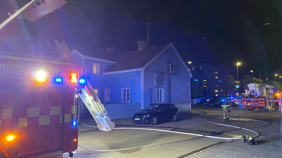 En man som skadades allvarligt vid en lägenhetsbrand uppgavs på tisdagen i en kommuniké från Akademiska sjukhuset inte vara livshotande skadad.