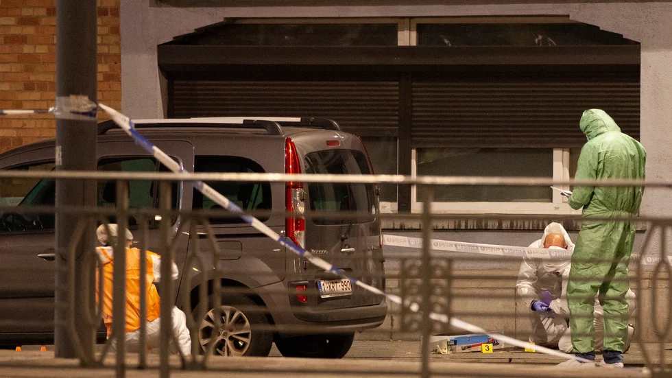 Två svenska fotbollssupportrar miste livet i samband med terrordådet i Bryssel. På bilden syns belgiska kriminaltekniker i arbete vid brottsplatsen.