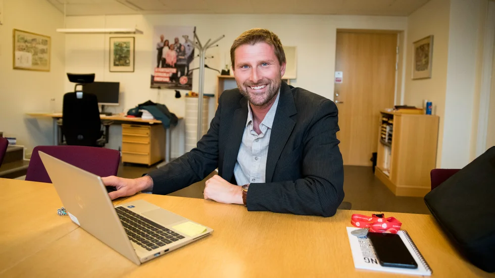 Henrik Persson (S), 38, är lokalpatrioten som gjort en raketkarriär inom politiken i Finspångs kommun. Nu har han nyligen tillträtt som ordförande för det kommunala fastighetsbolaget Vallonbygden. 