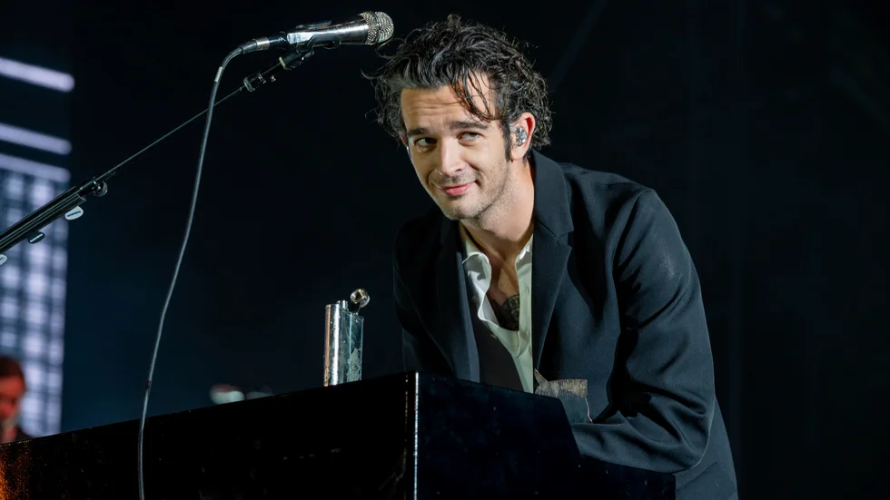 Matty Healy, sångare i The 1975, har gått ut med att bandet pausar sina livespelningar. Arkivbild.