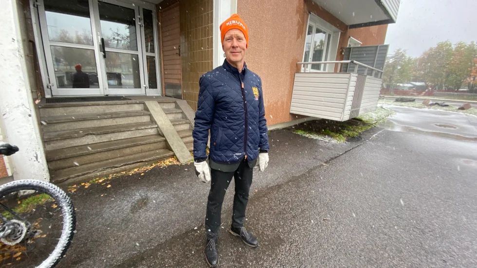 Mats Taaveniku framför en av ingångarna till lägenhetshusen på Föreningsgatan där det nu finns 35 studentlägenheter genom ett avtal mellan Kiruna kommun och LKAB.