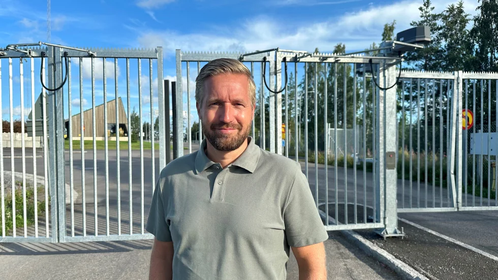 Per Ekervhen, vd på Lumire framför de portar som från och med måndag kan öppnas dygnet runt. 