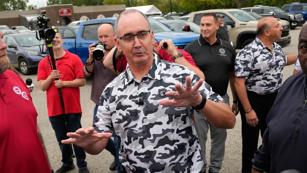 UAW:s ordförande Shawn Fain på plats utanför en fabrik i Michigan på fredagen i samband med att strejken utvidgades.
