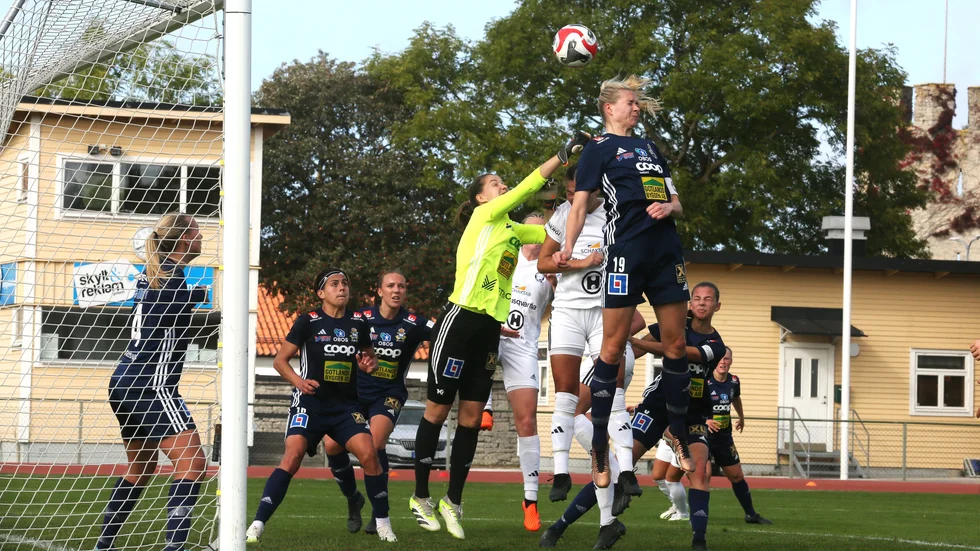 P18 IKs målvakt Enija Vaivode försöker få bort bollen.